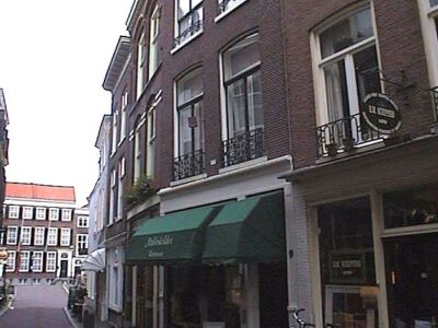 middelste pand met groene markiezen is nr. 9