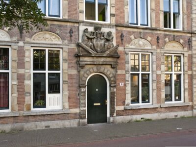 detail boven ingangspartij