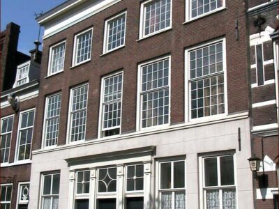 (eigen?) huisnummering 22a t/m c (rechts) en 22d (links)