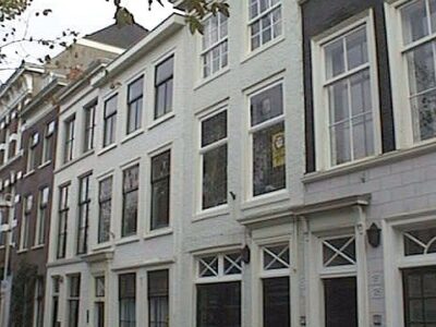 nr. 127/127a in het midden van de afbeelding