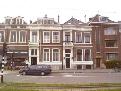 v.l.n.r. Koninginnegracht 74 (ged.); 75/75a; 76/76a en 77 (ged.)