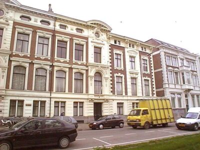 v.l.n.r. Koninginnegracht 58 en voormalig nr. 59