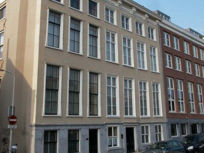 Sinds de belendende nieuwbouw is de nummering "79 t/m 93"