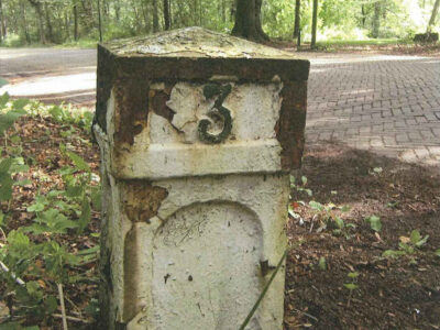 Gietijzeren kilometerpaal uit 1861
