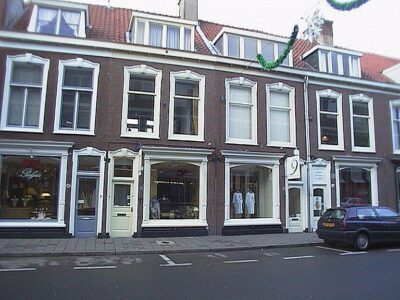 voorgevel nrs. 42 en 44 in het midden van de foto