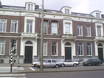 tweede pand van links is nr. 30