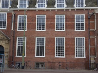 kneuterdijk-15-lange-voorhout-1a-gevel-met-sporen-van-verdwenen-speklagen-en-korfbogen-2015-02-09