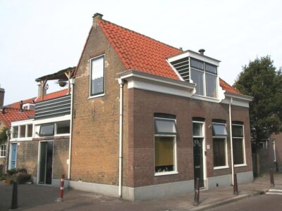Hoekpand Korendijkstraat 145 met links daarvan gedeelte van hofje genummerd 147 en hoger