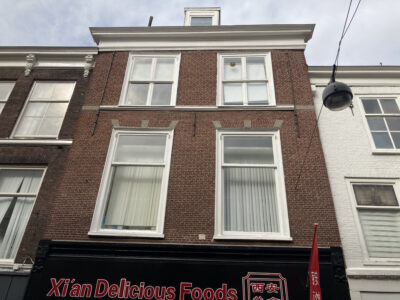 Bovenzijde van de gevel. Opname: P.J. Bosman, 23 september 2022