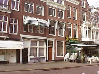 middelste pand (links van het café) is nr. 41