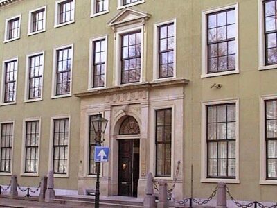 door Toscaanse pilasters geflankeerde natuurstenen ingangspartij (detail)