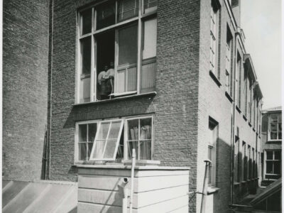 herkomst: HGA   jaar: 1901   bedrijfspand achter Lutherse Burgwal 11 door aannemer J.P.J. Lorrie gebouwd