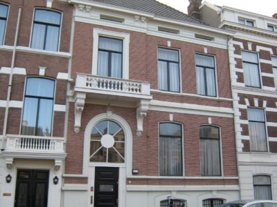 Voorgevel (thans in schoon metselwerk)