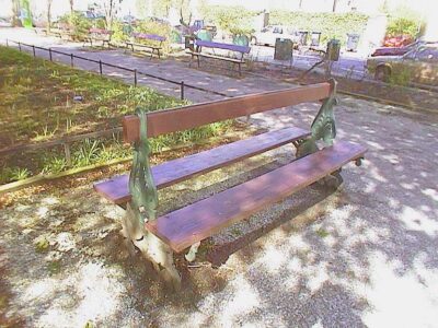 dubbelbank aan de Laan Copus-zijde van het plein