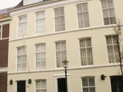 In het midden achter de deur de entree  van het hofje in voorgevel