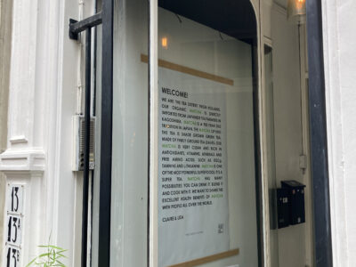 Etalagekast in het portiek van de winkelpui. Opname: P.J. Bosman, 22 augustus 2023