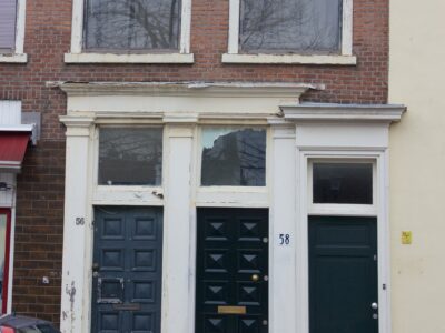 paviljoensgracht-56-58-2016-03-21-voordeuren-de-rechter-voordeur-hoort-bij-paviljoensgracht-60
