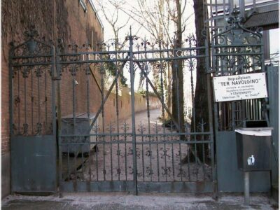 entree met toegangshek vanaf de Doornstraat