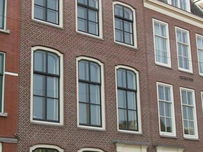 volgens de nummering geeft de deur van 26 tevens toegang tot 28a (?)