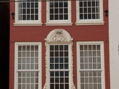 spui-229-2011-08-04-bovenzijde-van-de-gevel