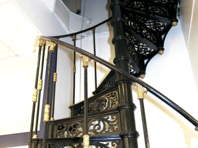 begane grond gietijzeren spiltrap (van Enthoven)